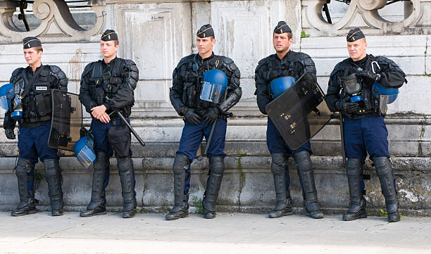 polícia anti-choque - weapon shield european culture security - fotografias e filmes do acervo