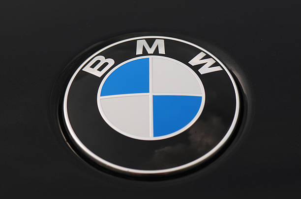 bmw logotipo en un coche negro serie 5 - bmw fotografías e imágenes de stock