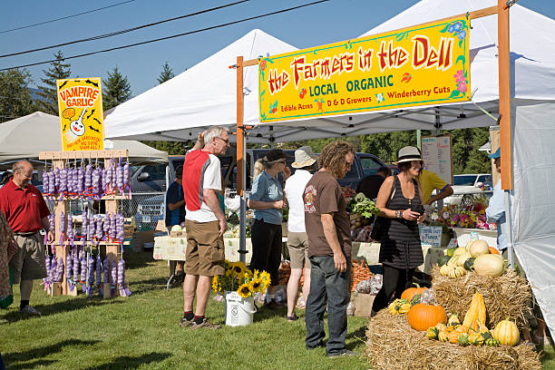 los productos orgánicos en el otoño de feria - agricultural fair farmers market squash market fotografías e imágenes de stock