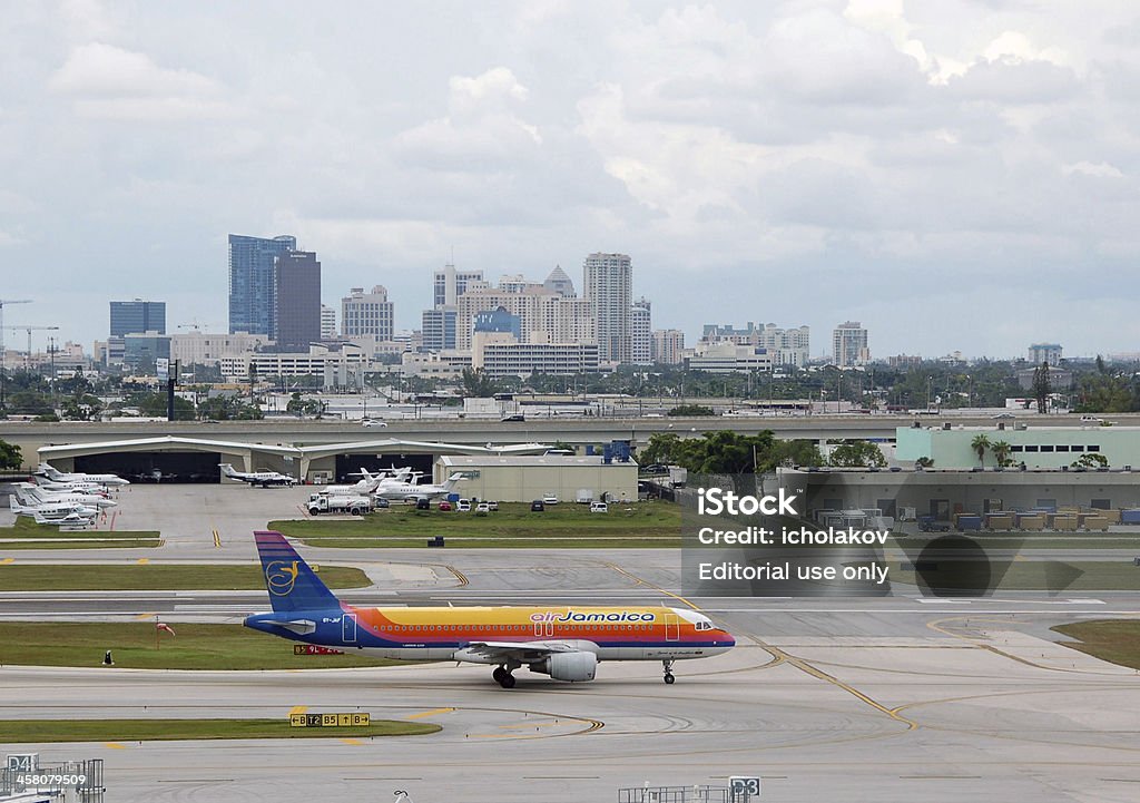 Air Jamaica passageiro jet visitar Fort Lauderdale, Flórida - Foto de stock de Aeroporto royalty-free