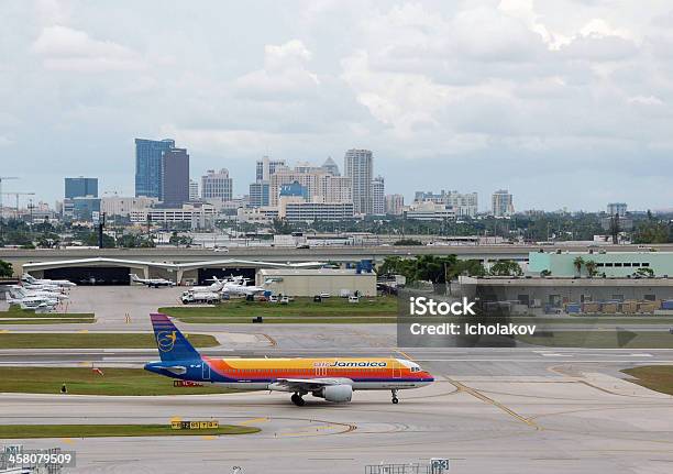 Foto de Air Jamaica Passageiro Jet Visitar Fort Lauderdale Flórida e mais fotos de stock de Aeroporto