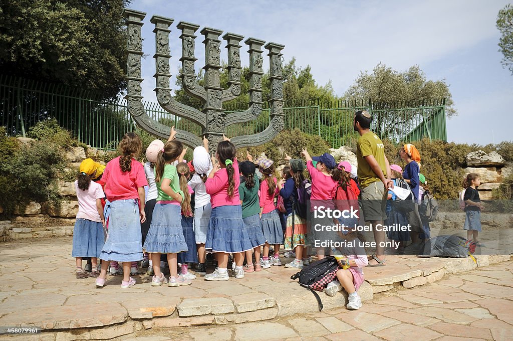 Jewish enfants et menorah - Photo de Judaïsme libre de droits