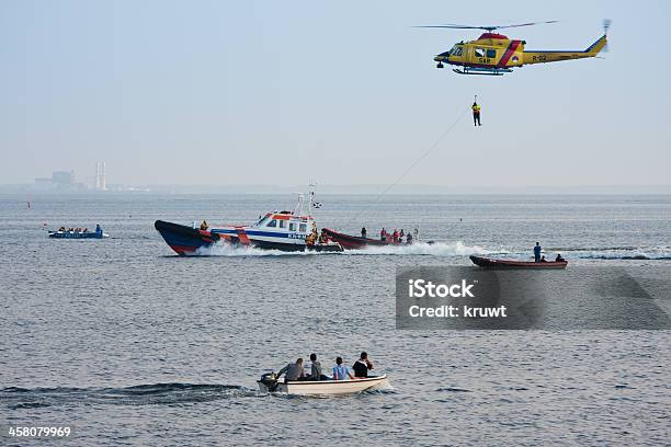 Foto de Barco Salvavidas De Urk Está Praticando Com Resgate De Helicóptero e mais fotos de stock de Acidentes e desastres