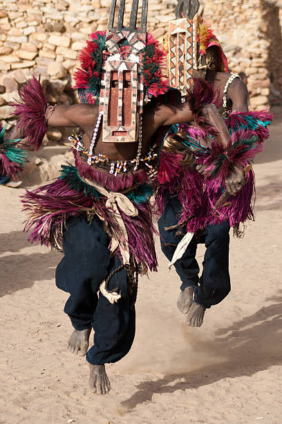 sirige maschera e dei dogon danza, il mali. - dogon tribe foto e immagini stock