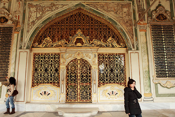 Turista no Imperial Divan Palácio Topkapi Istambul - foto de acervo