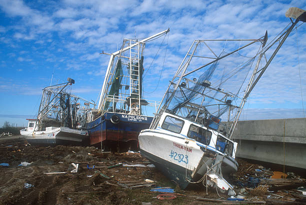 エビボートによる損傷ハリケーンカトリーナ - katrina hurricane katrina damaged hurricane ストックフォトと画像