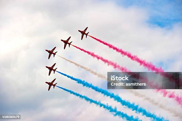 Red Arrows Farnborough Pokaż Samolotowy - zdjęcia stockowe i więcej obrazów Farnborough - Hampshire - Farnborough - Hampshire, Red Arrows, Anglia