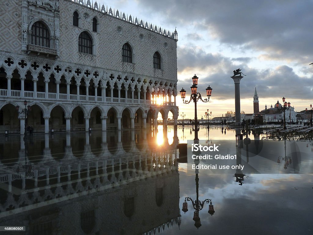 Venecia, Italia - 19 de noviembre de 2010: Puesta de sol sobre palacio ducal - Foto de stock de Puesta de sol libre de derechos