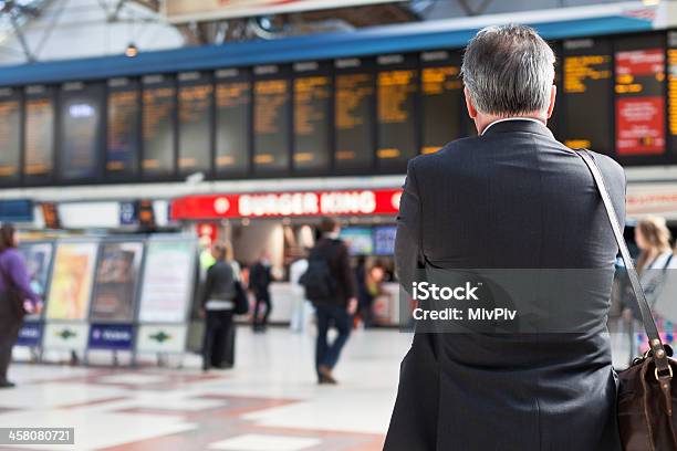 Uomo Studia Le Informazioni Scheda A Victoria Station - Fotografie stock e altre immagini di Regno Unito