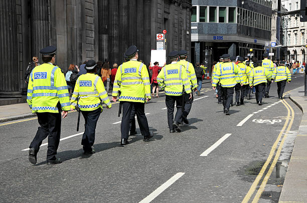 officiers de police métropolitaine - editorial safety in a row industry photos et images de collection