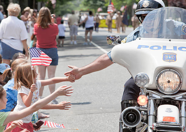 polícia são seus amigos - parade flag child patriotism - fotografias e filmes do acervo