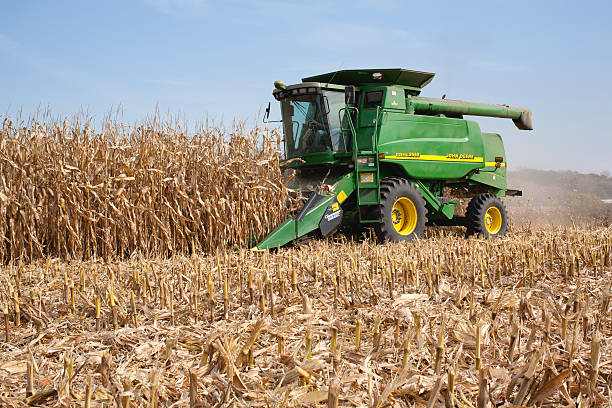 agriculteur de john deere allient récolte de maïs - récolter photos et images de collection