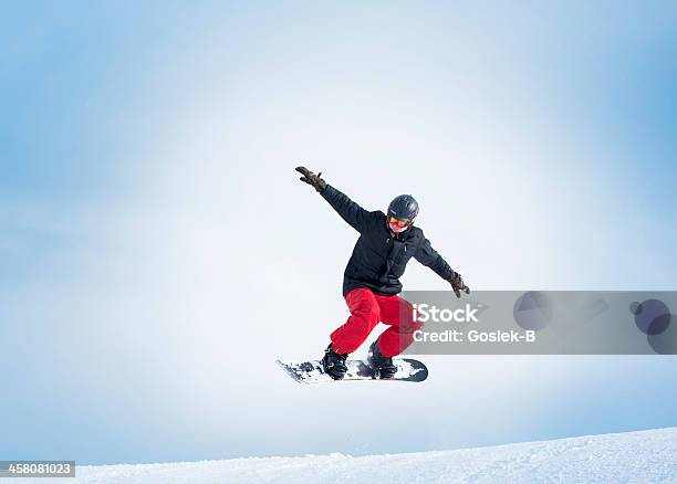 Foto de Praticante De Snowboard e mais fotos de stock de Alcançar - Alcançar, Alpes europeus, Azul