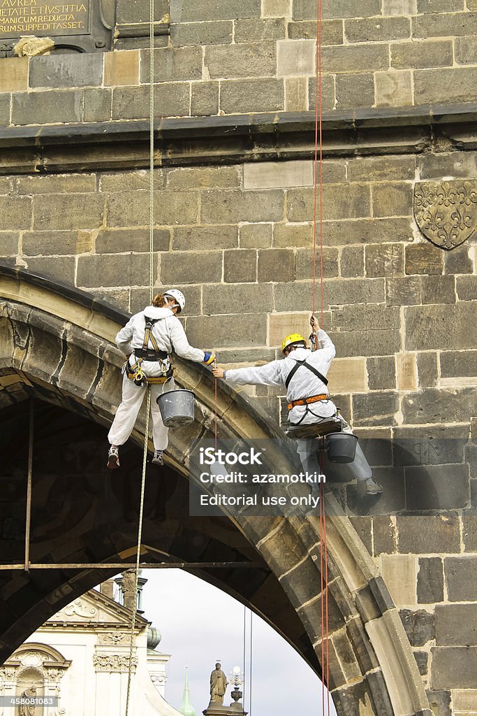 Работники восстановлен башни на Карлов мост в праге - Стоковые фото Архитектурный элемент роялти-фри