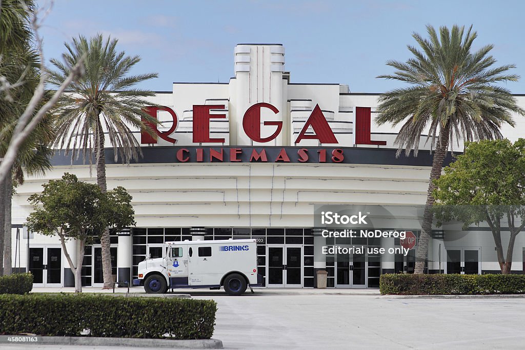 Regal Cinemas und Brinks truck die Abholung über Nacht. - Lizenzfrei Regal Entertainment Group Stock-Foto