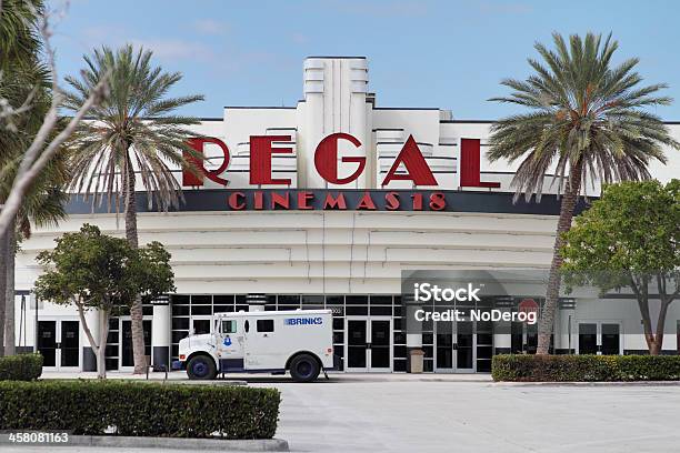 Regal Cinemas Und Brinks Truck Die Abholung Über Nacht Stockfoto und mehr Bilder von Regal Entertainment Group
