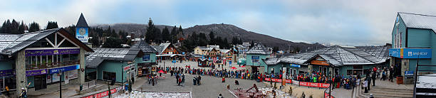 panorama immagine della stazione sciistica di cerro catedral - cerro catedral foto e immagini stock