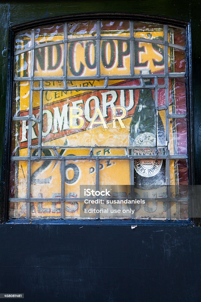 Ancienne fenêtre de la publicité des bières en bouteille ploMB - Photo de Affiche libre de droits