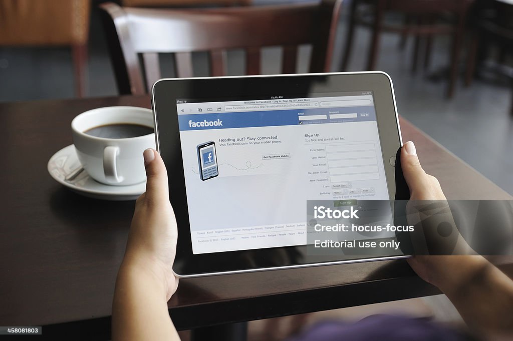 Página de Facebook en el iPad de Apple tableta Digital - Foto de stock de Mesa - Mueble libre de derechos