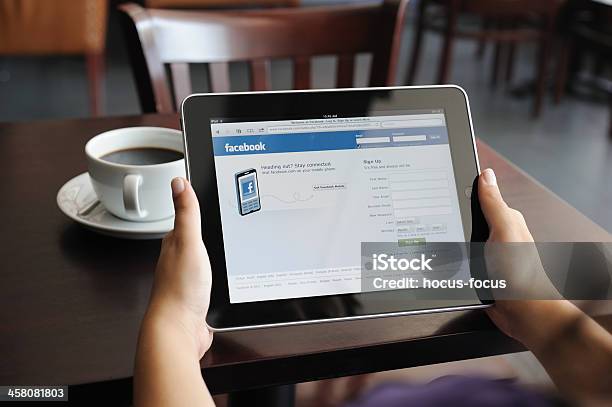 Página De Facebook En El Ipad De Apple Tableta Digital Foto de stock y más banco de imágenes de Mesa - Mueble
