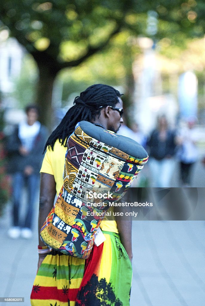 Batteur africain sur son trajet pour un concert de la ville. - Photo de Afrique libre de droits