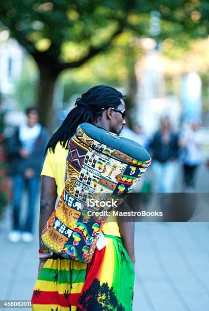 Photo libre de droit de Batteur Africain Sur Son Trajet Pour Un Concert De La Ville banque d'images et plus d'images libres de droit de Afrique