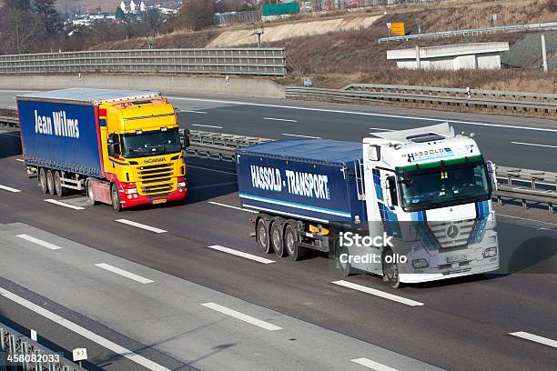 Lastwagen Auf Deutsche Autobahn Stockfoto und mehr Bilder von Ansicht aus erhöhter Perspektive - Ansicht aus erhöhter Perspektive, Asphalt, Autoscheinwerfer