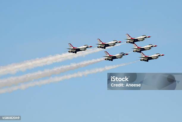 Нам Американская Пилотажная Группа Буревестники Preforming Точность Maneuvers Воздуха — стоковые фотографии и другие картинки Трюк