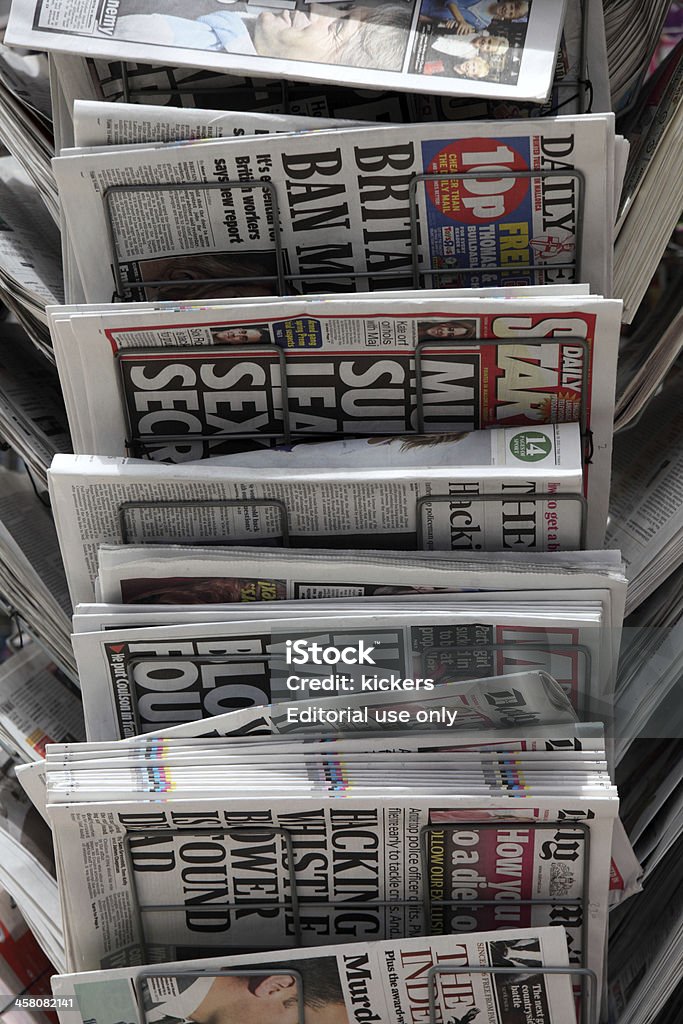 British quotidiani in rack - Foto stock royalty-free di Chiosco
