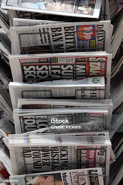 Foto de British Jornais Diários Em Rack e mais fotos de stock de Banca de jornais - Banca de jornais, Conceito, Consumismo