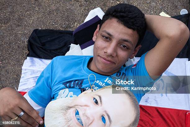 Мальчик Находится На Египетский Флаг Во Время Собираться В Тахрир — стоковые фотографии и другие картинки 2011
