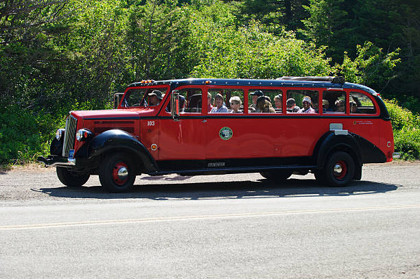 red jammer ônibus cheio de turistas - us glacier national park montana bus park - fotografias e filmes do acervo