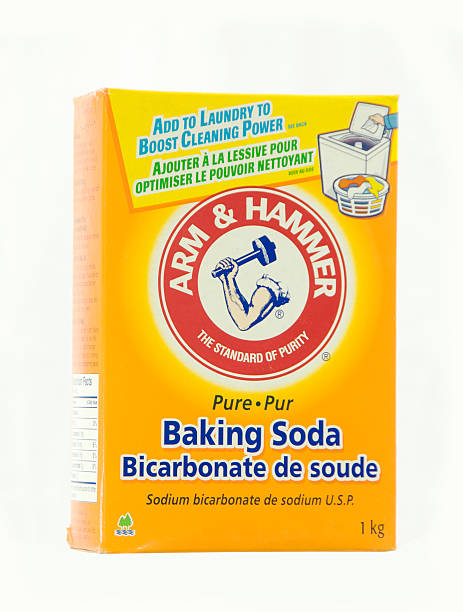 ręka i młot soda oczyszczona - arm & hammer baking soda box editorial zdjęcia i obrazy z banku zdjęć