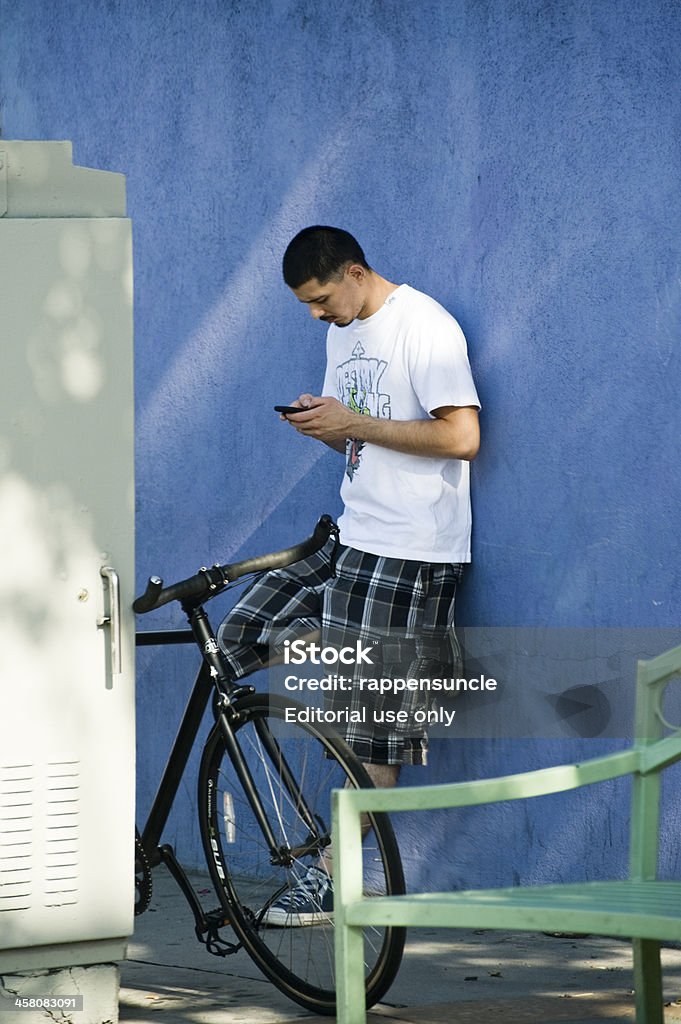 SMS, blue wall - Foto de stock de 20 a 29 años libre de derechos
