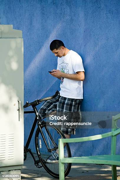 Sms Blue Wall Foto de stock y más banco de imágenes de 20 a 29 años - 20 a 29 años, Acera, Adulto