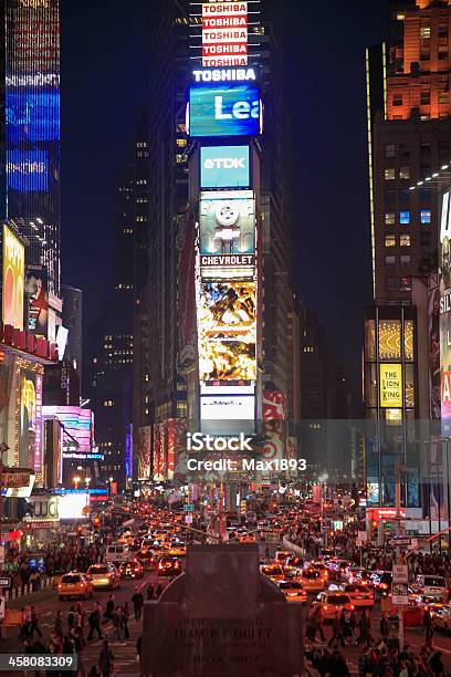 Personas Y Las Luces En La Noche Time Square New York City Foto de stock y más banco de imágenes de Times Square - Manhattan