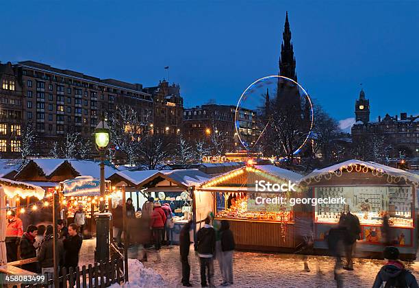 Mercado De Natal No Centro De Edimburgo - Fotografias de stock e mais imagens de Mercado de Natal - Mercado de Natal, Reino Unido, Edimburgo
