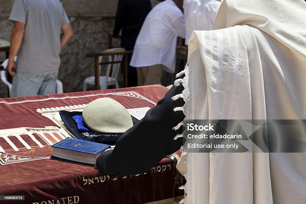 Rezar en chal - Foto de stock de Amor - Sentimiento libre de derechos