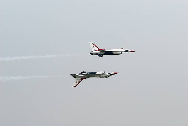 thunderbirds (da força aérea dos eua) - fighter plane teamwork airplane air force - fotografias e filmes do acervo