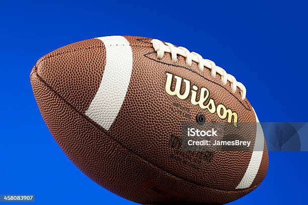 Wilson Futebol Com Fundo Azul Profundo - Fotografias de stock e mais imagens de Made in the USA - Frase americana - Made in the USA - Frase americana, Azul, Bola