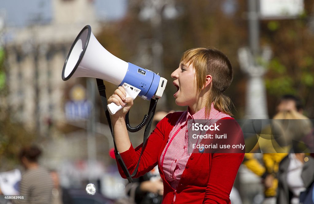 Menina grita em um megafone. - Foto de stock de Capitais internacionais royalty-free