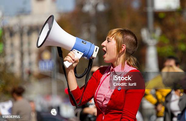 Foto de Menina Grita Em Um Megafone e mais fotos de stock de Capitais internacionais - Capitais internacionais, Cidade, Comportamento