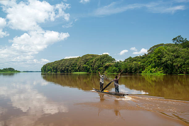 2 人の男性には、漕ぎピローグのコンゴ川 - congo river ストックフォトと画像