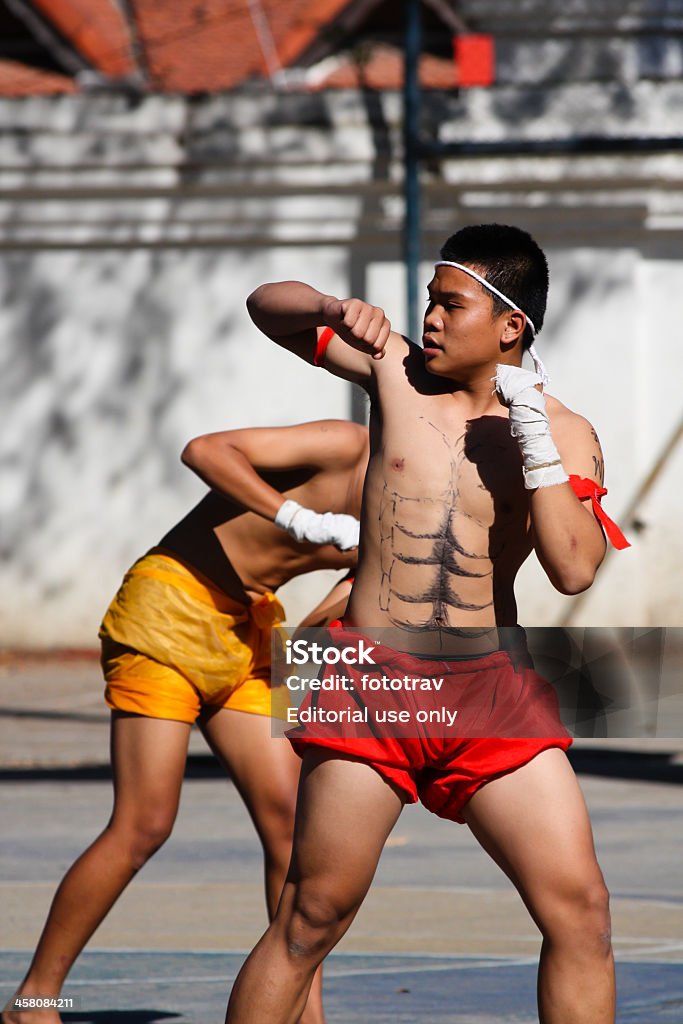 Esercizio di Thai boxe - Foto stock royalty-free di Corso di formazione