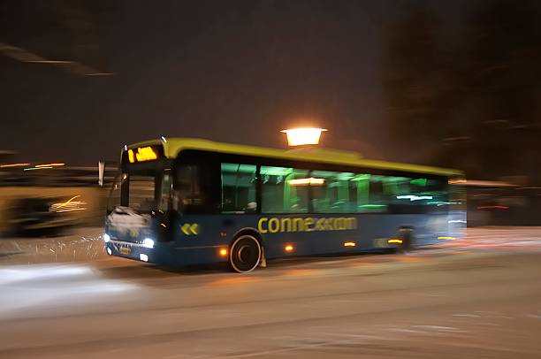 bus de nuit - car alarm photos et images de collection