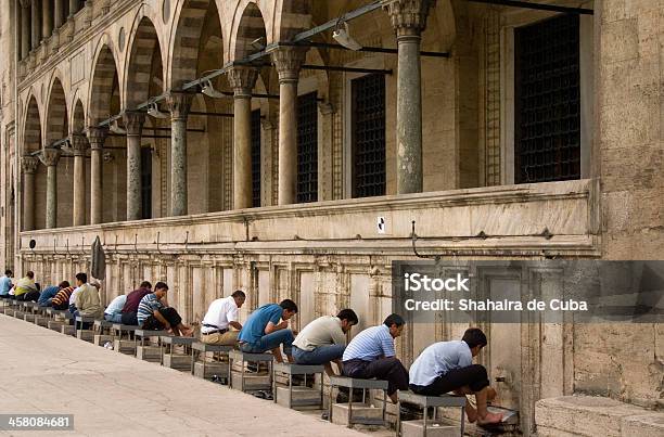 Lavado Cuadrados En La Mezquita Süleymaniye Foto de stock y más banco de imágenes de Adorador - Adorador, Adulto, Adulto de mediana edad