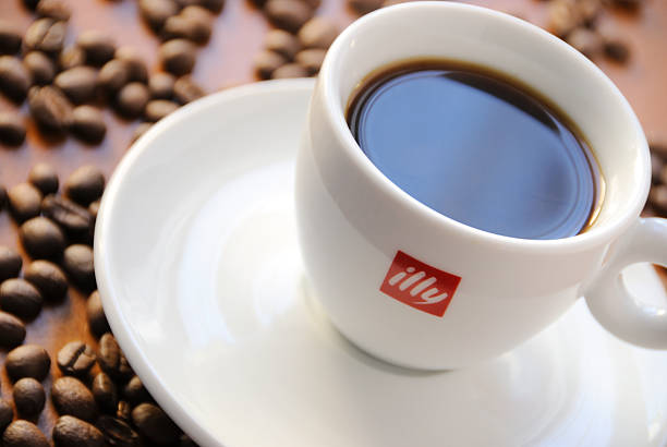 black kawę illy marki cup - starbucks coffee bean editorial zdjęcia i obrazy z banku zdjęć