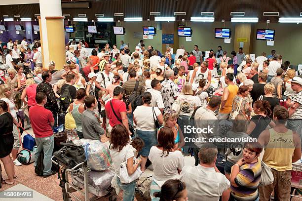 忙しい空港チェックイン - 空港のストックフォトや画像を多数ご用意 - 空港, 群集, 列に並ぶ