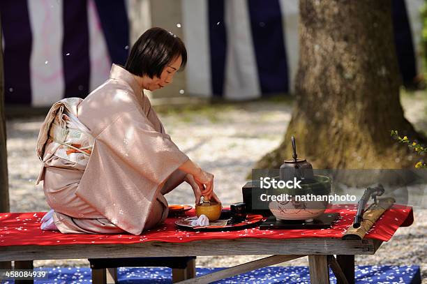 Servir Chá Tradicional No Japão - Fotografias de stock e mais imagens de Chá - Bebida quente - Chá - Bebida quente, Japão, Arcaico