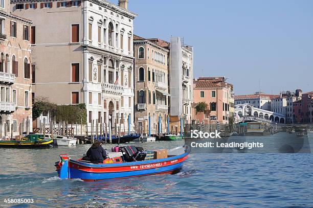 Gepäck Lastkahn In Der Nähe Der Rialtobrücke Stockfoto und mehr Bilder von Architektur - Architektur, Canale Grande - Venedig, Fotografie